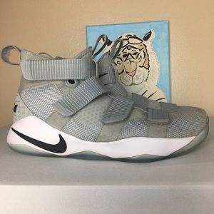 Nike Lebron Soldiers 11s Men 9.5